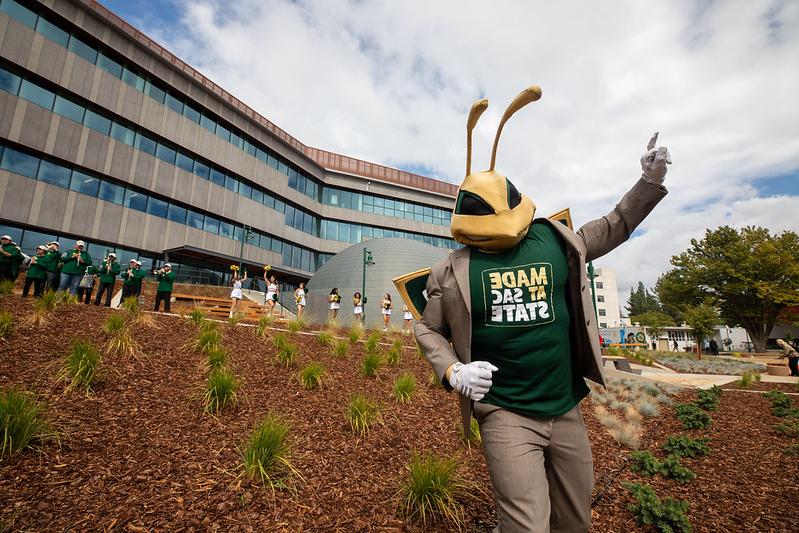 herky in front of Science Complex with Stingers Up